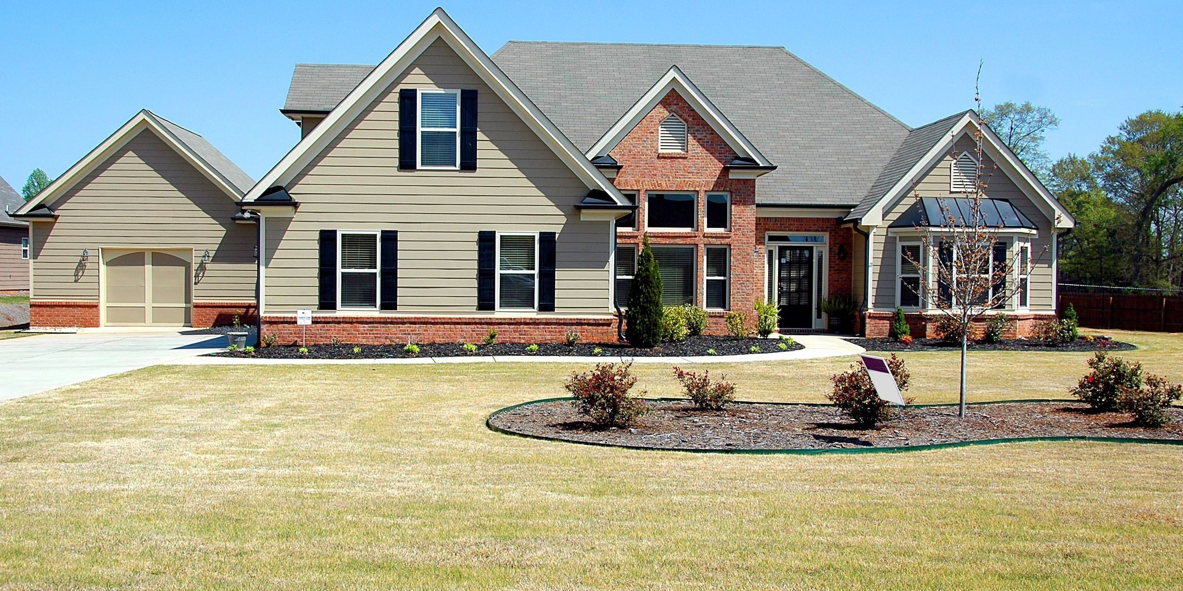 Suburban ranch-style home in South Carolina with manicured lawn