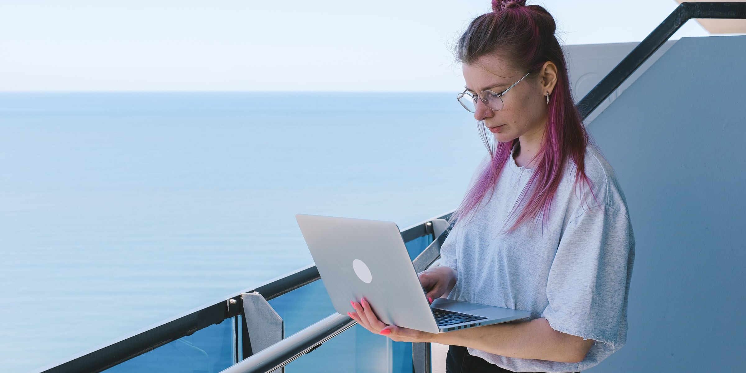 Florida 1099 contractor working remotely from a coastal location