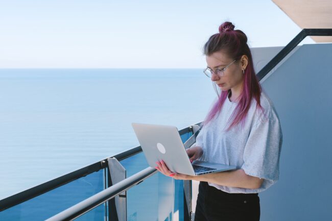 Florida 1099 contractor working remotely from a coastal location