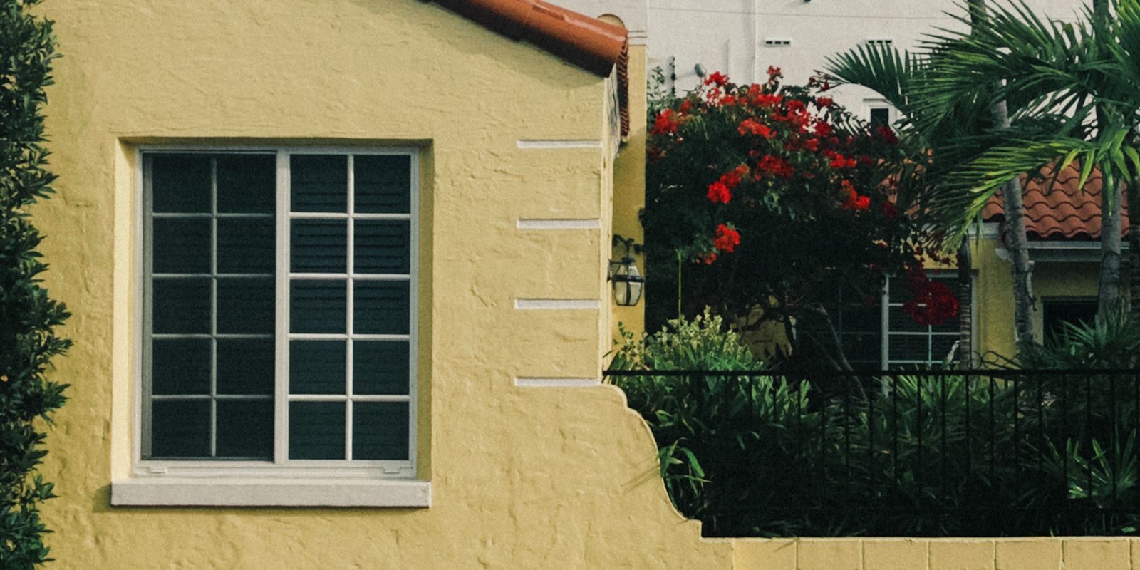 Florida Home – HELOC 2026 Charming Florida home with palm trees, representing the equity Florida homeowners can access through a HELOC despite the state insurance market challenges