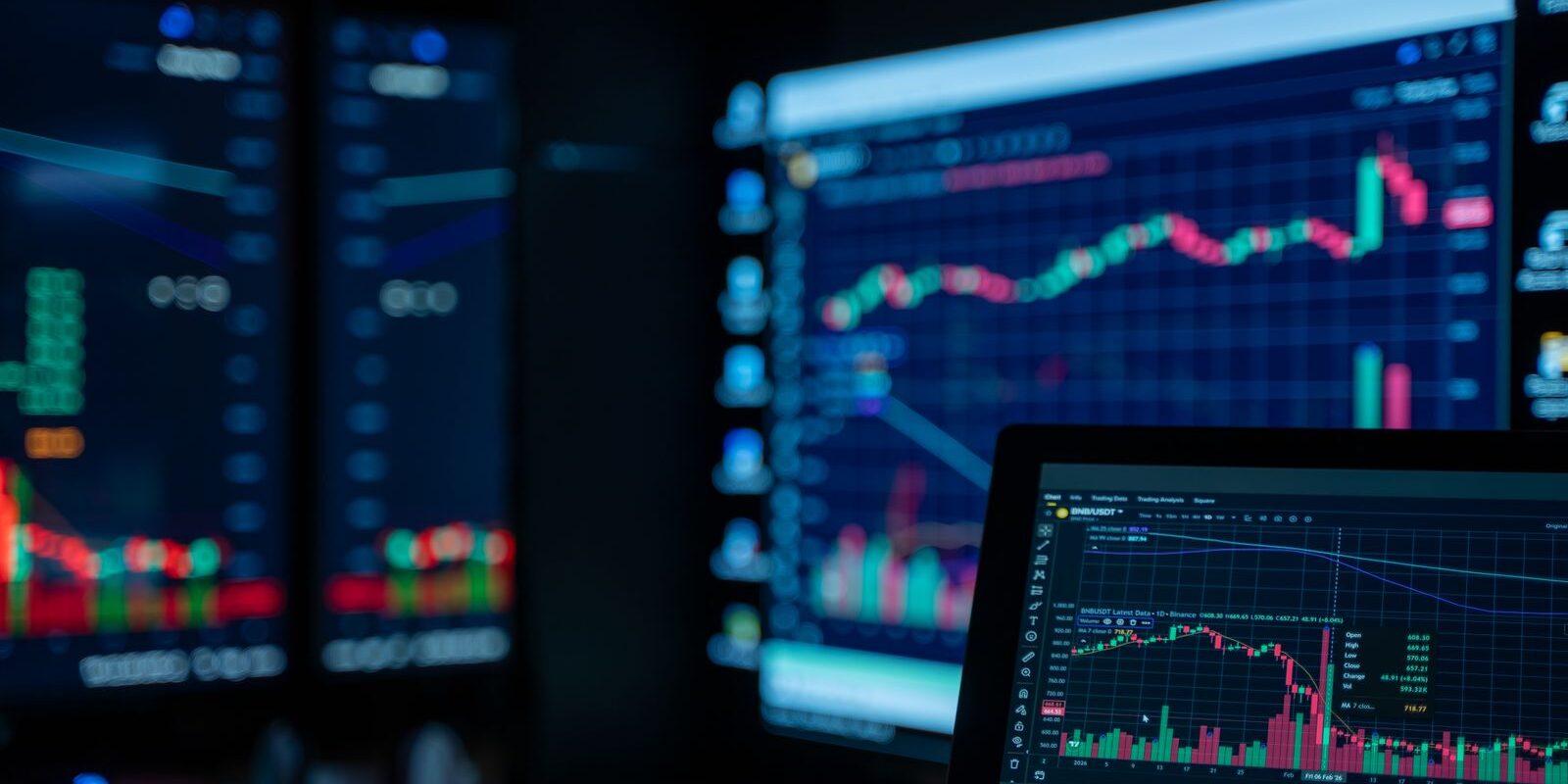 fed-25bp-hike-hawkish-surprise-sept-2026 Bond trading screens showing bond market repricing in real time after Federal Reserve delivered a 25 basis point rate hike in a historic hawkish surprise on September 16 2026 under Chair Kevin Warsh, driving mortgage rate sheets higher